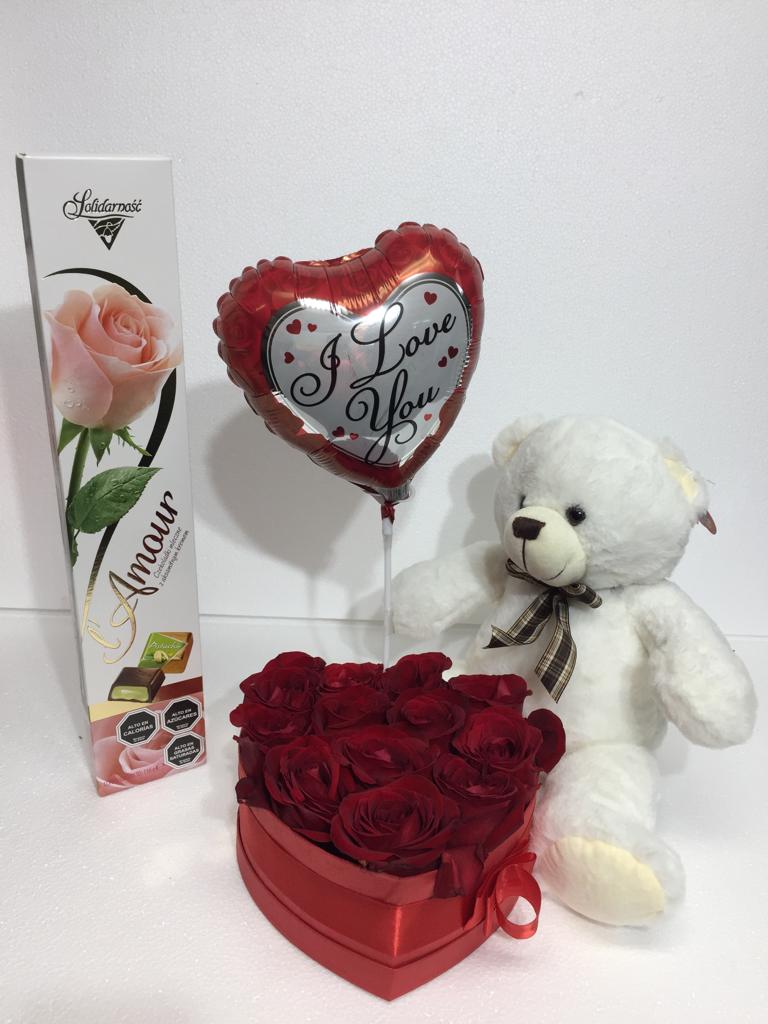 Caja corazn con 12 Rosas ms Bombones de 116 Grs, Peluche de 30 cm y Globito